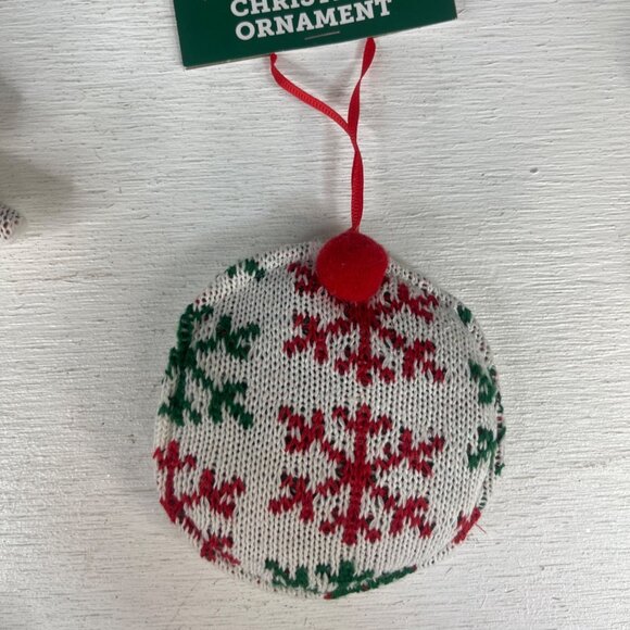 Holiday Style Set of 6 Christmas Ornaments Knit White Green Red New - Picture 7 of 11